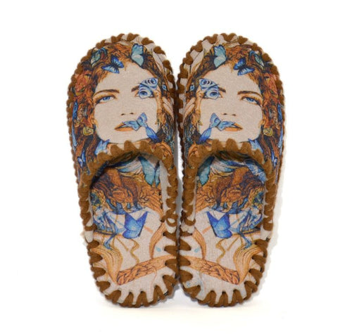 Весели пантофи - Жена със сини пеперуди