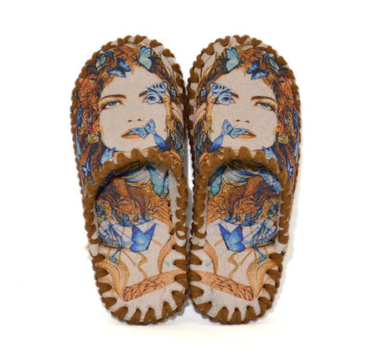 Весели пантофи - Жена със сини пеперуди