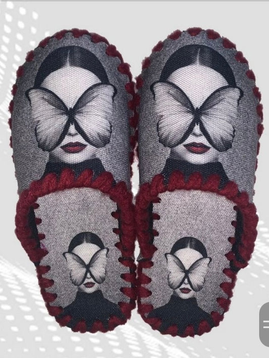 Весели пантофи - Жена с очи на пепруда