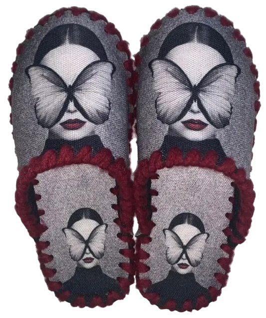 Весели пантофи - Жена с очи на пепруда