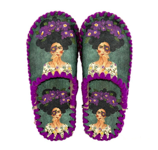 Весели пантофи - Жена с цветя