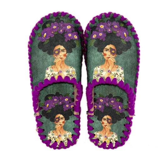 Весели пантофи - Жена с цветя